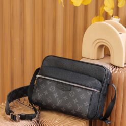 Alternative view of [True-to-ORIGINAL] Louis Vuitton Outdoor Messenger Bag Black For Men 26cm / 10.2in M30233